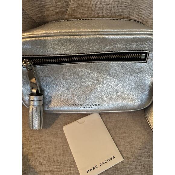 Marc Jacobs Zoom Tassel Silver Metallic Crossbody Bag. - Picture 2 of 8